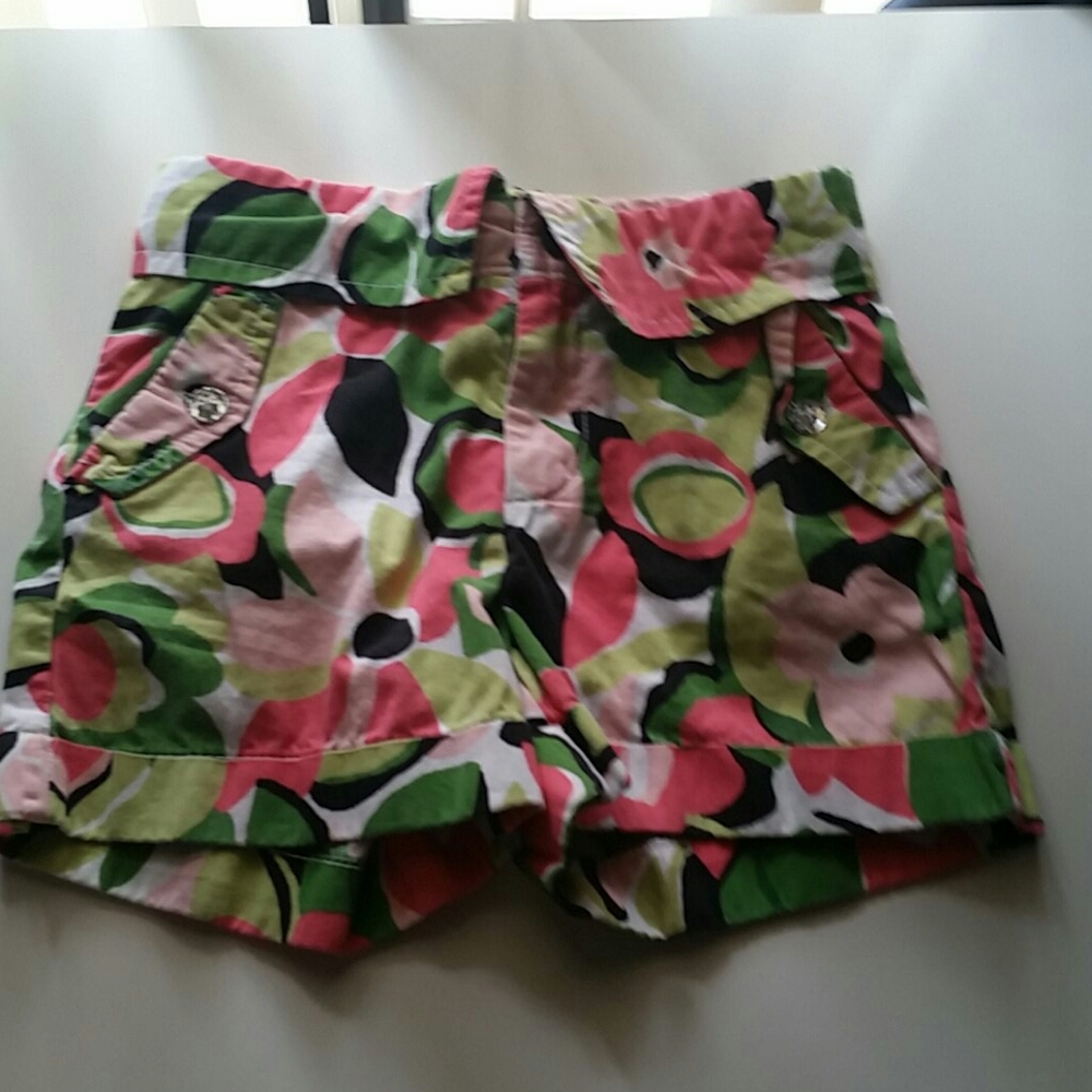 A young girls size 6 pair of tropical shorts.